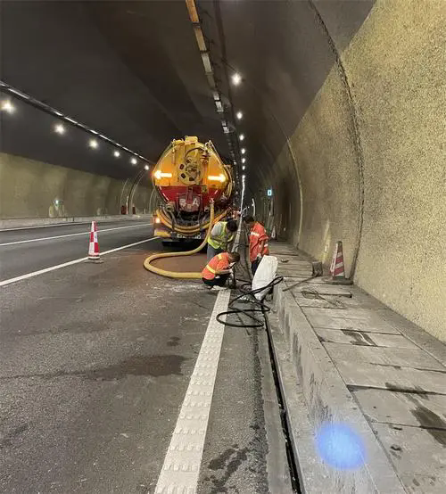 港闸隧道排水渠清淤